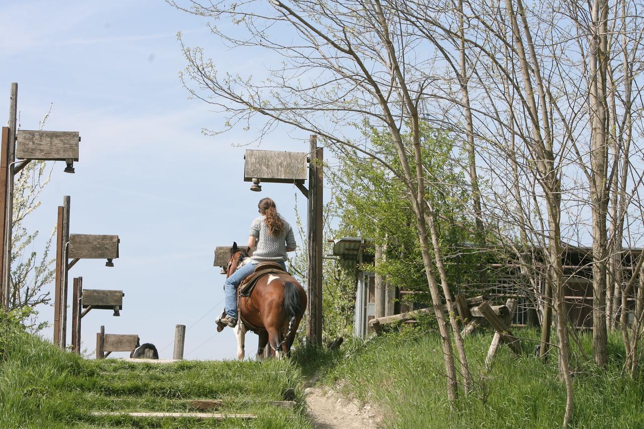 Hotel Cowboys Guest Ranch à Voghera Extérieur photo